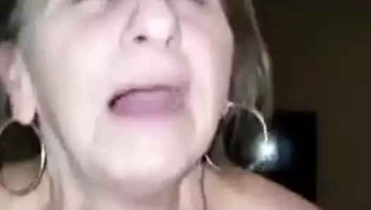 Sıska büyükanne üzerinde oturan büyük bir çük sürüklüyor