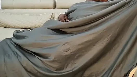 Dünya kupasını izlerken orgazm olana kadar sikişiyor.
