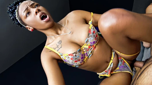 Afro latin genç kız büyük yarağa biniyor Amerikalı yapımcı bakış açısı kovboy kız