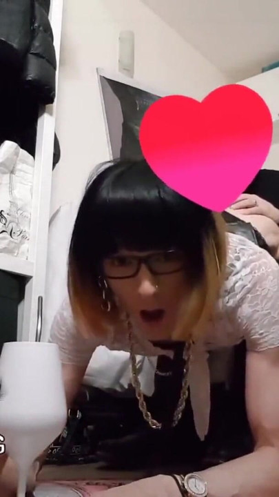 Sekreter Sperme'nin ağzını doldurtuyor. Finalde gırtlağına kadar ve yumruk sokma. VaneSsaBiTCHx PariSChienneTrvprod75 | Klip 2