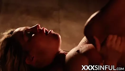 Çekici bomba kedi dolu ile boşalmak sonra güçlü saban