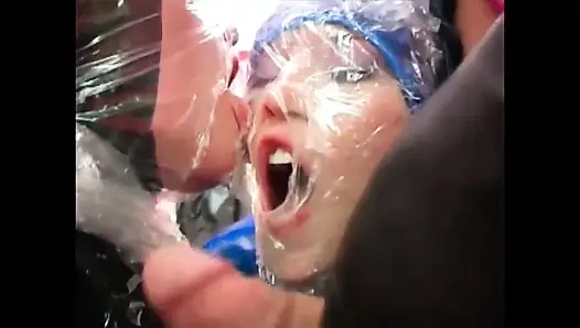 Yarak arayan iki çılgın sürtük için fetiş sapıklık oyunu