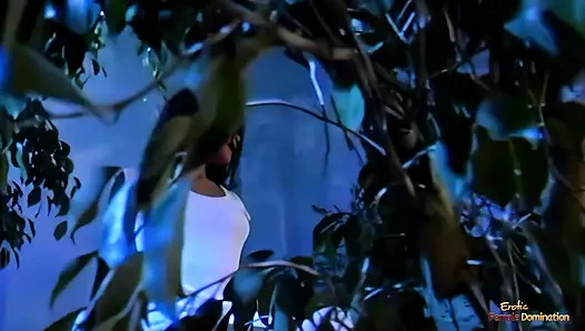 Asyalı sürtük açık havada erkek arkadaşının sert yarağına binerken yüksek sesle inliyor