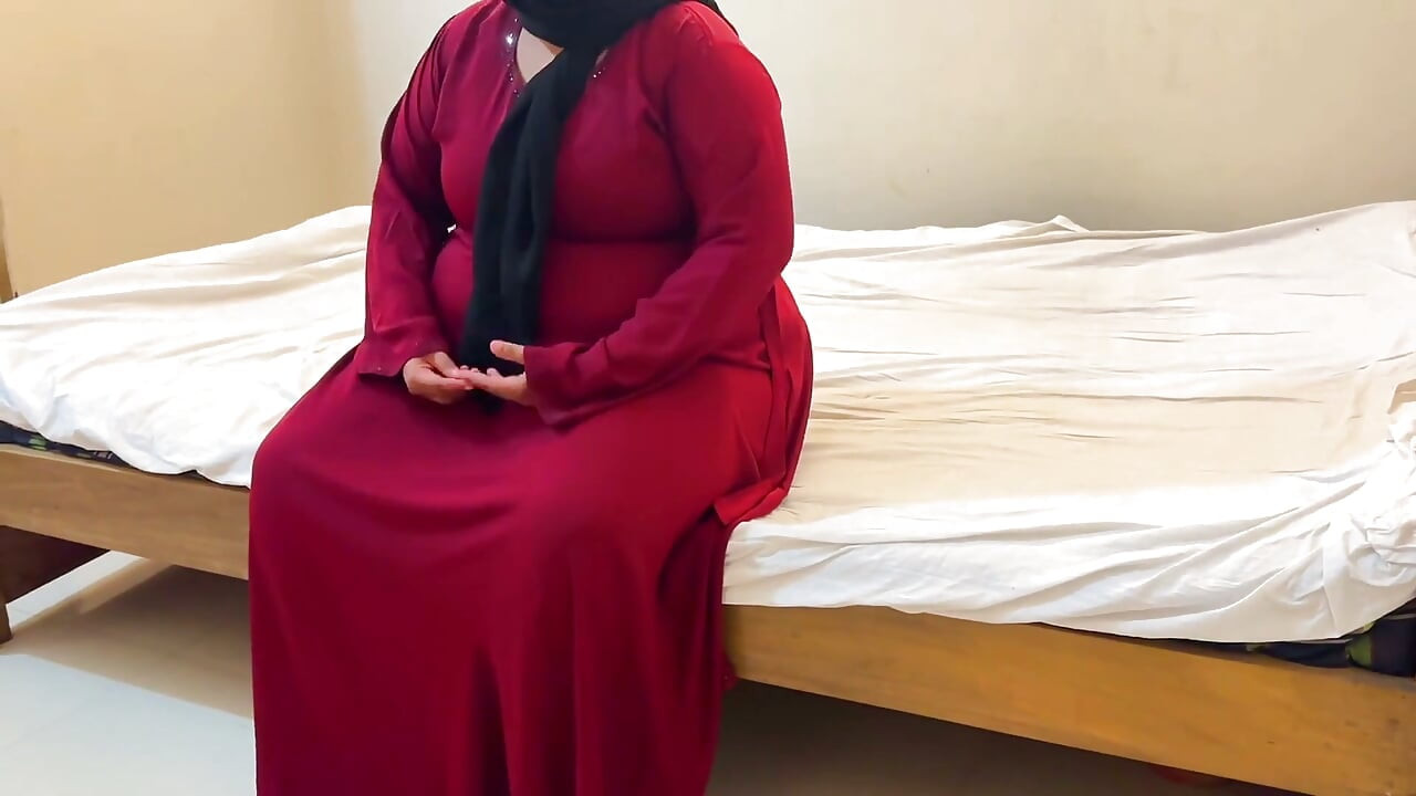 Kırmızı burqa ve tesettürlü tombul Müslüman kayınvalideyi sikiyor