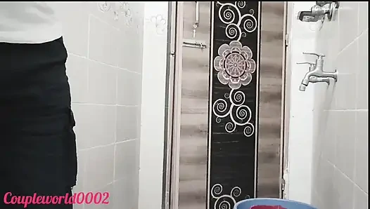 Pakistanlı tesisatçı chudai Hintli ev hanımı banyoda