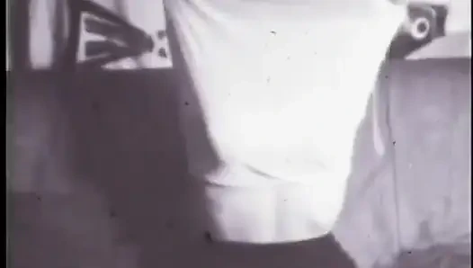 Altmışlı yıllarda sarışın bir kadının striptizi