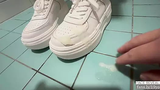 Mac tuvaletinde fışkırtma gösterisi yaptım. Şimdi eve ıslak gitmeliyim.