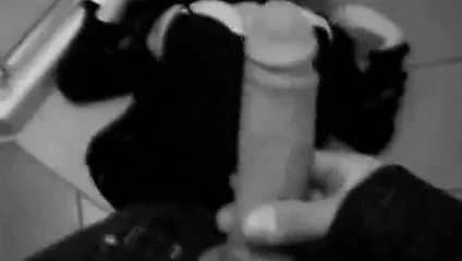 Sürtük banyo zemininde iyi vakit geçiriyor