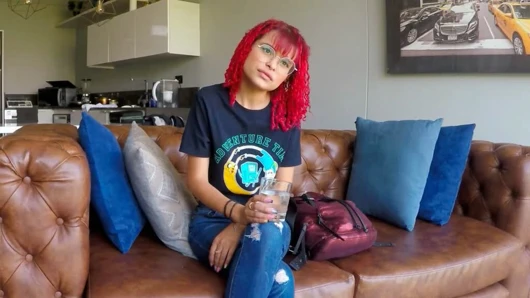 Minyon masum kızıl saçlı latin kadın sakso çekiyor ve ıslak amcığını sikiyor ve oyuncu seçmelerinde yüzüne boşaltıyor