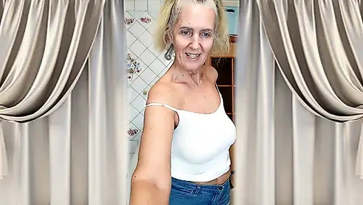 Neşeli, düzgün vücutlu ev hanımı Lukerya mutfakta hayranlarıyla flört ediyor.