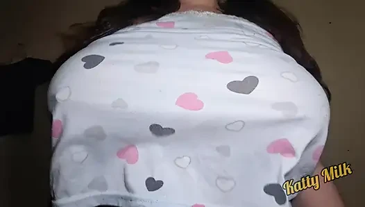 Katty Milk kamera önünde büyük doğal göğüslerini oynuyor ve sallıyor