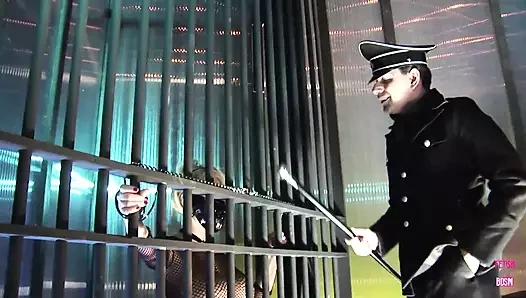 Bir bdsm ustası sarışın kölesine yarağını emdiriyor ve boşaltıyor