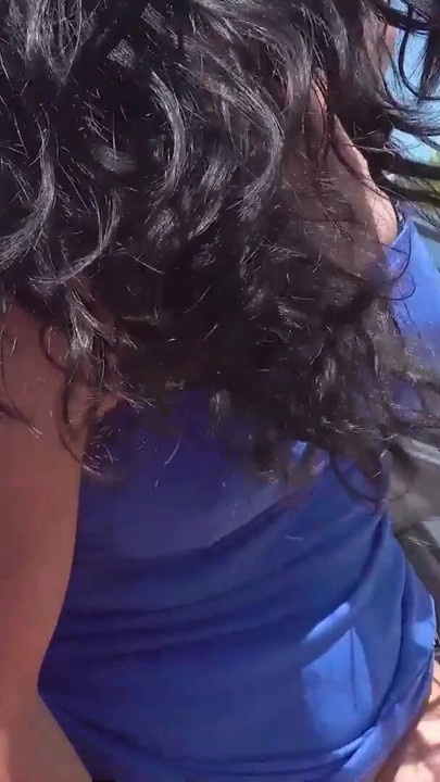 Orta yaşlı seksi kadın gavatını sürükleyiyor ve onu Cuckoldest'te yabancının önünde aşağılıyor | Klip 1