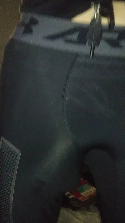 Zırh tayt altında şişkinlik ile siyah