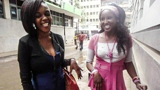 Azgın Afrika arkadaşlar tekrar bir araya geldi ve duşta yemiş