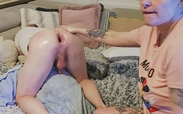 Tatiana muazzam dildolarıyla itaatkarını götünü sikiyor ve boşalana kadar ona yumruk atıyor