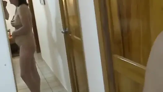 Sahilde, ilk kez üvey oğlumun önünde mastürbasyon yapıyorum ve götüme boşalıyor, beni sikmek istiyor