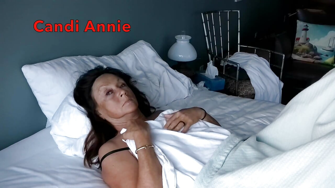 Susamış orta yaşlı seksi kadın candi annie sabah sütünü alıyor