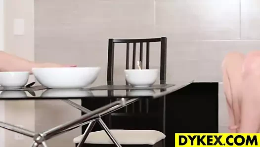 dyke KEDİ için kahvaltı