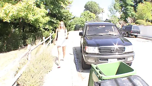 Yaşlı adam sokaktan alınan çarpıcı sarışın genç kızı sikiyor