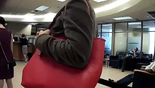 Ayaklar arasında sıcak sarışın milf at the banka