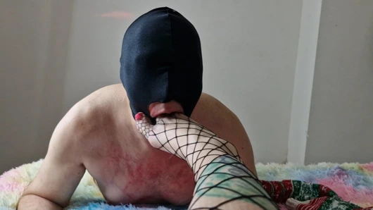 Ayak fetişi. Köle sahibesinin ayaklarına tapıyor. Ayakla öpüşme, ayak emiyor, ayak hakimiyeti. Fetiş köle