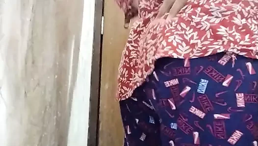Aapni bhabhi ko choosa aur banyo m tel lagaya sıcak Hint bhabhi