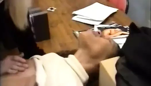 Sarışın ve erkek delisi bir kız ofiste iş arkadaşını sikiyor.