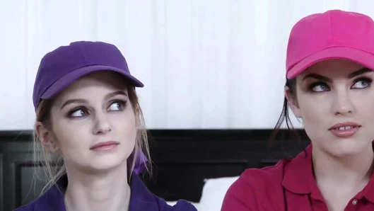 Şehvetli üvey babalar bakire üvey kızlarına bir yarağı nasıl düzgünce öpeceklerini öğretiyor - daughterswap