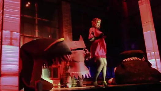 Vee sevgililer günü - la vore kız sahnede canlı canlı yendi!