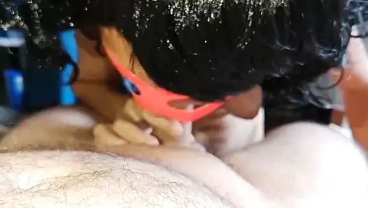 Sıska kız bana harika bir sakso çekiyor ve büyük dölümü yutuyor