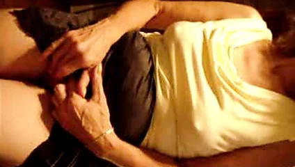 Büyük meme uçları onu kedi ovuştururken içinden dürterek