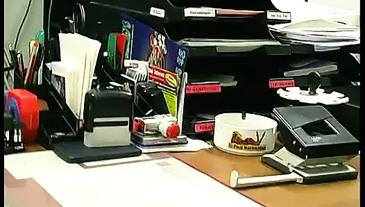 Esmer sürtük onun için mastürbasyon yapıyor