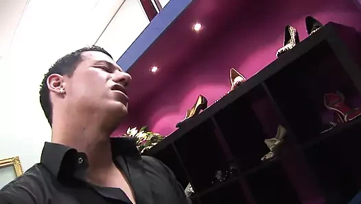 Adam pişman olmadan ayak yalamayı seviyor