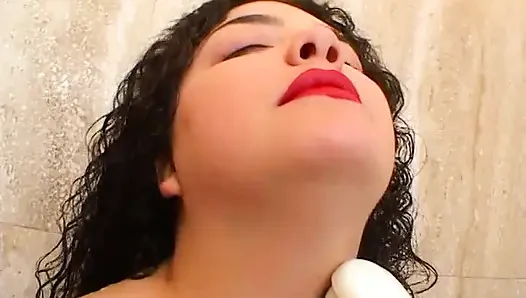 Esmer kadın banyoda mastürbasyon yapıyor