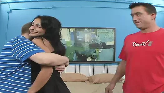 Seksi sürtük var bir dev horoz arasında onların memeler