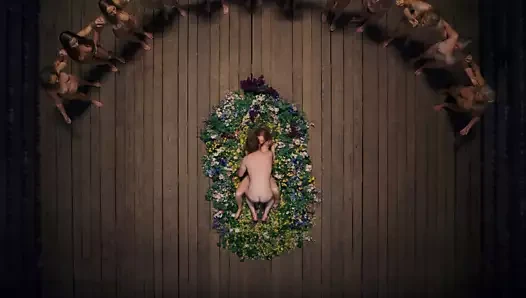 Isabelle ızgara çıplak içinde midsommar (2019)
