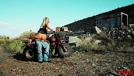 Jazy Berlin ondan kanat adam yapmak için bir motorcu emiyor ve sikişiyor