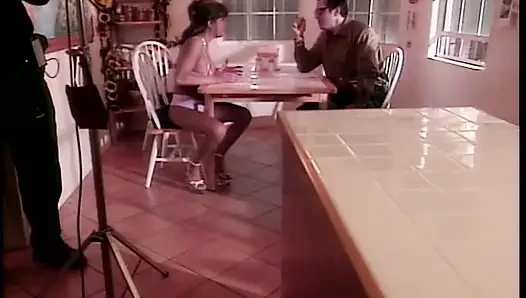 Gözlüklü adam esmer orta yaşlı seksi kadın porno efsanesi Teri Weigel tarafından sikiliyor