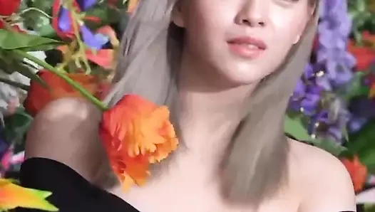 İşte jeongyeon biraz göğüs dekoltesi sergiliyor