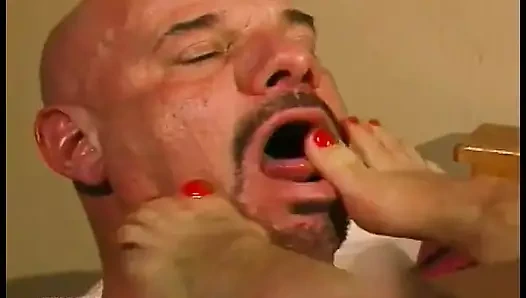 İri göğüslü hemşire ayaklarını içine soktuktan sonra hastanın göt deliğini büyük bir takma yarakla sikiyor