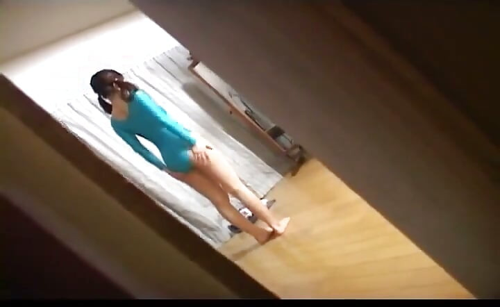 Üvey kız kardeşini çıplak yakaladı