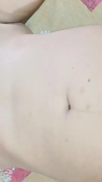 Эмоциональный момент из "Индийская бхабхи трахает киску пальцами, хардкорный сквиртующий оргазм, хинди аудио"