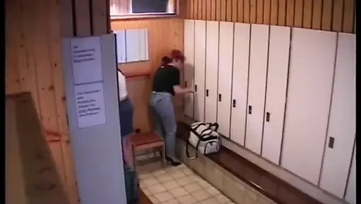 Sürtükler iki büyük yarağa bindikten sonra döl yiyor