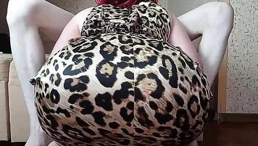 Kız bir adamı mastürbasyon yaparken yakaladı ve boşalmasına yardım etti