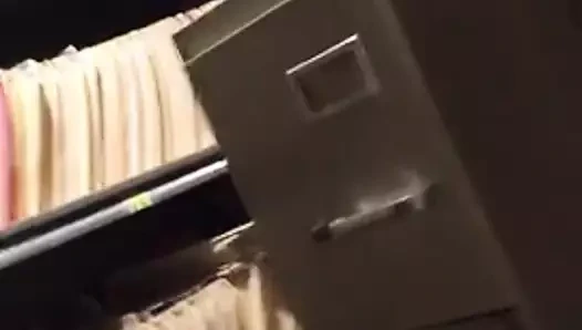 Gilf karısı kendini bir yabancıyı emerken filme alıyor.