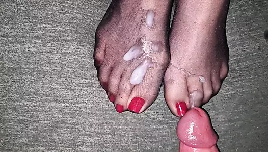 Naylon kırmızı ayak tırnaklarına boşalma...