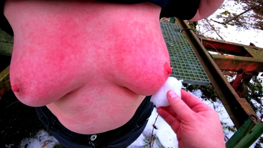 Karda tokat atmak için göğüsler dışarı