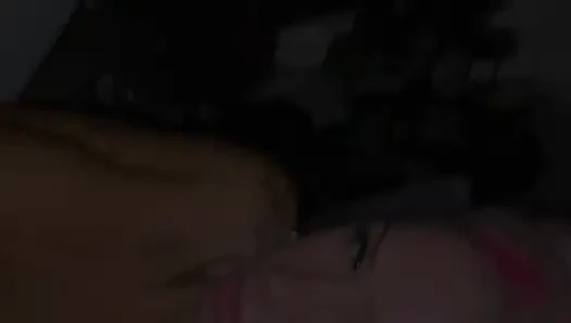 Üvey babanın büyük götlü yarağına duman üflüyor