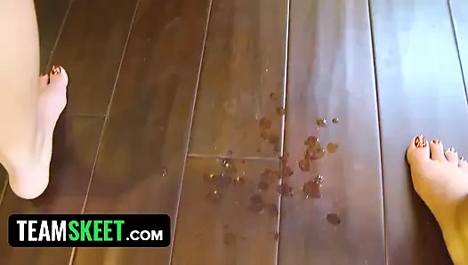 Dövmeli genç kız mastürbasyon yapıyor bakış açısı